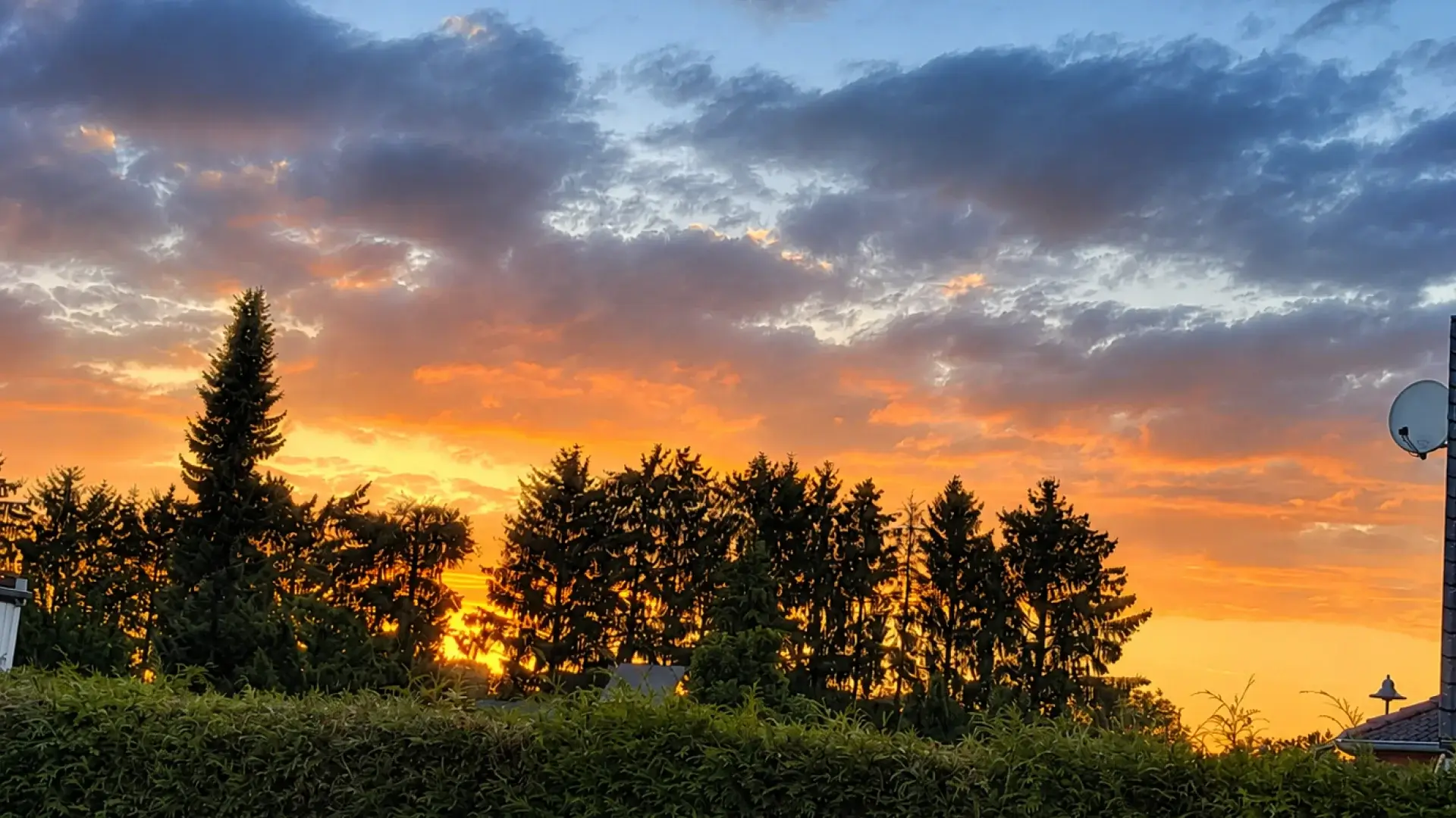 Sonnenuntergang über Heinersdorf – Abendstimmung am Landhaus